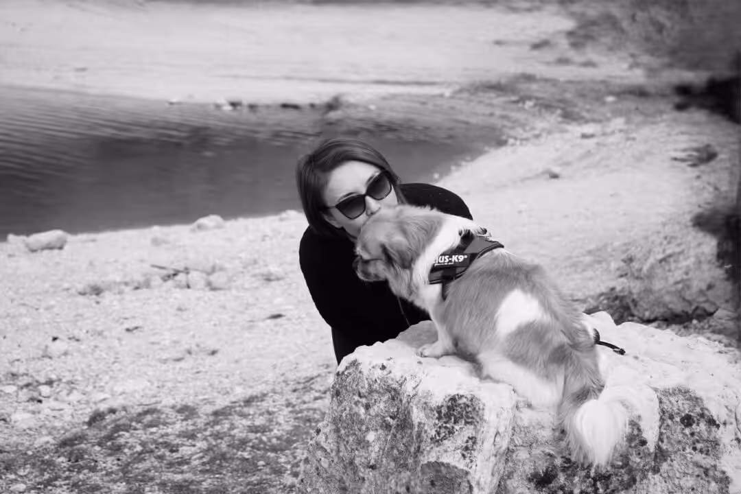 Pourquoi votre chien vous suit-il partout ? Découvrez les raisons et apprenez quand il est temps de s&rsquo;inquiéter